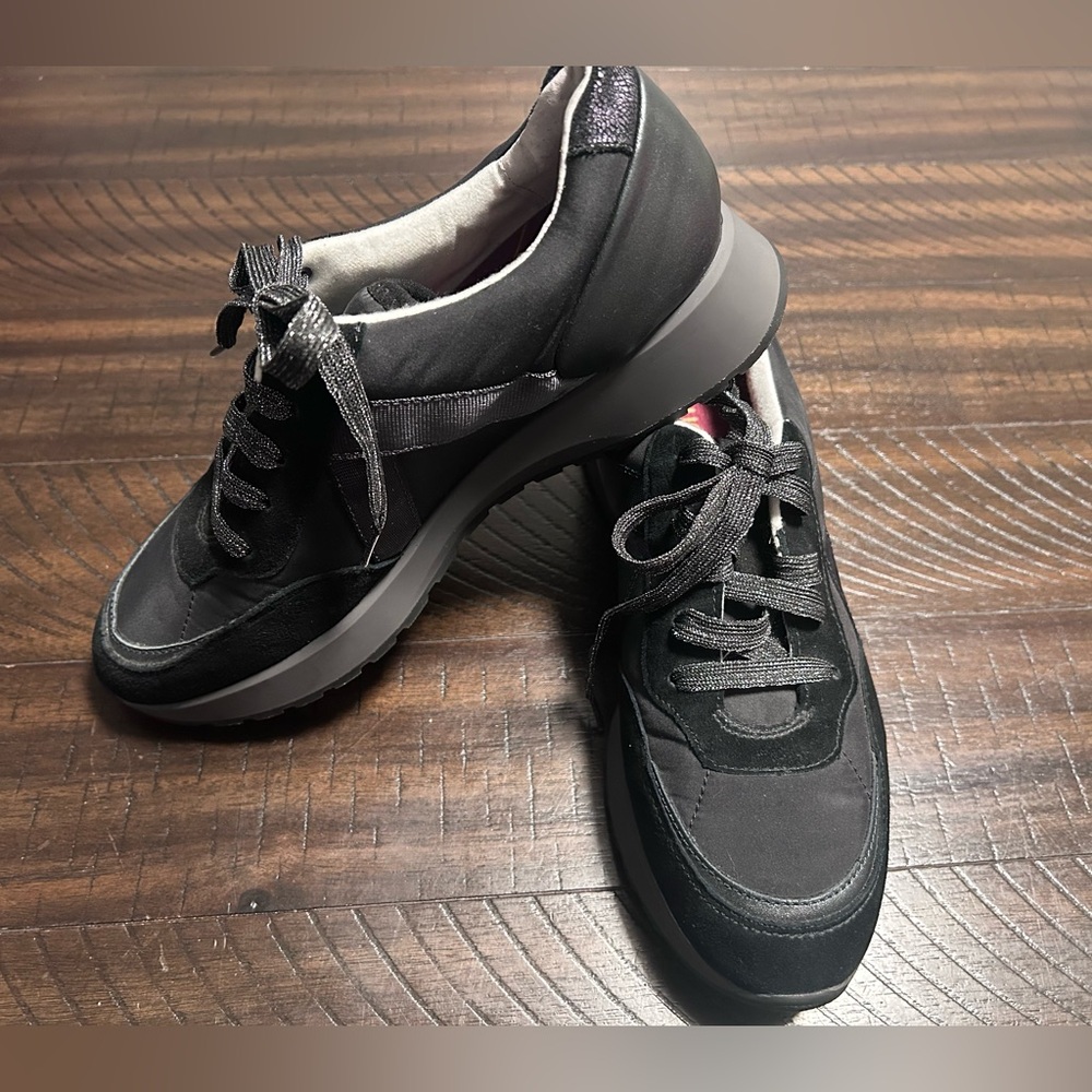 Woman’s Munro Piper Black Suede/Leather Casual Sneakers  Size 8.5 N - Picture 2 of 8